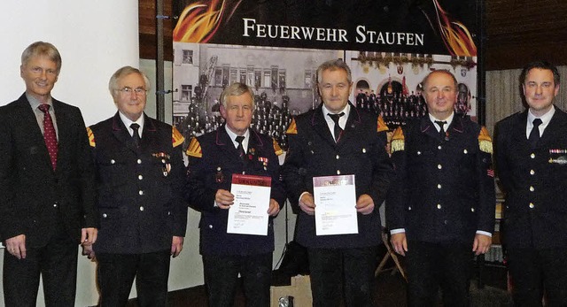 Ehre, wem Ehre gebhrt:Brgermeister M...d Hubert Mller (Mitte von links) aus.  | Foto: Manfred Burkert