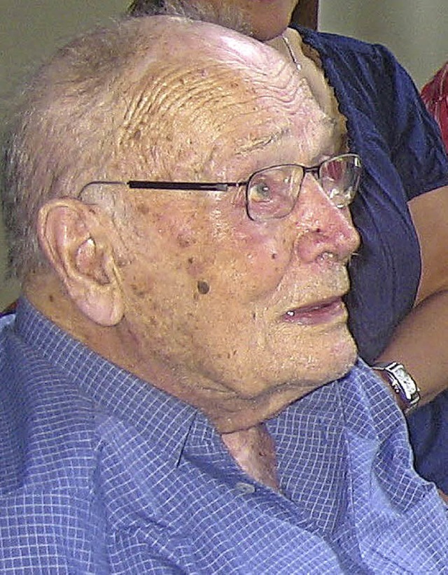 Rudolf Lewy bei der Buchvorstellung &#...puren in Sulzburg&#8220; im Juli 2013   | Foto: archivfoto: grziwa