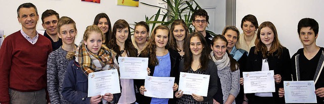 15 Schlerinnen und Schler freuten sich ber DELF-Diplome.   | Foto: zvg