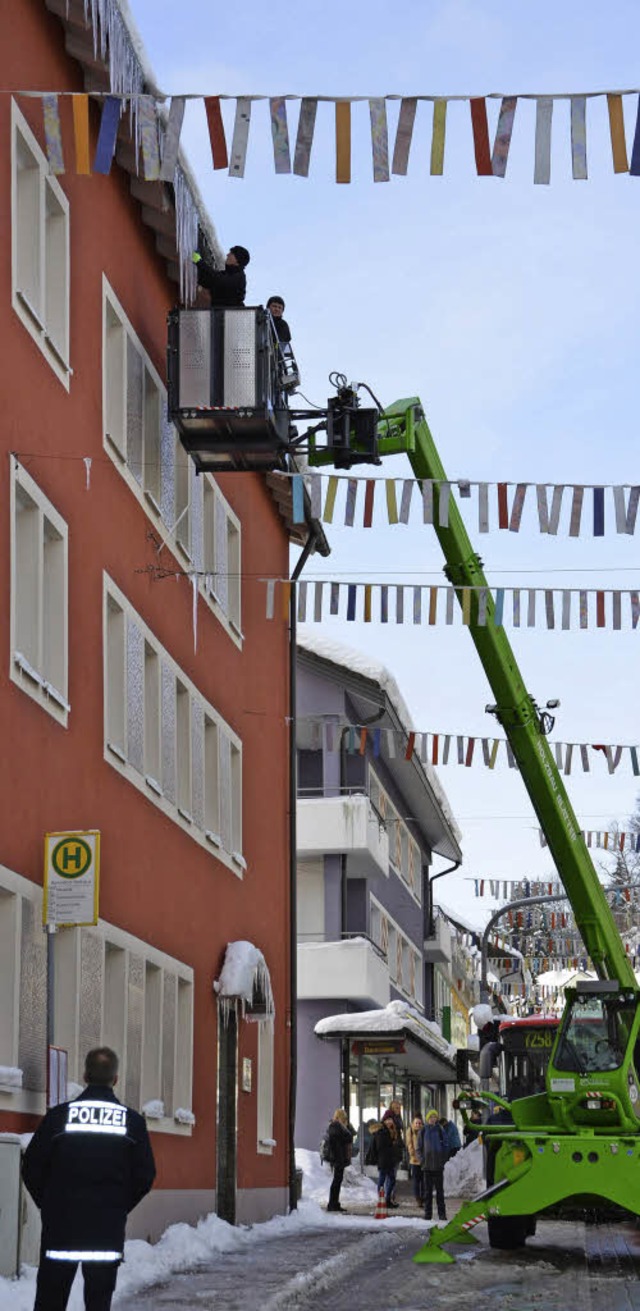 Aktion in luftiger Hhe: Die Eiszapfen...n gefhrlich werden knnen <ppp></ppp>  | Foto: Juliane Khnemund