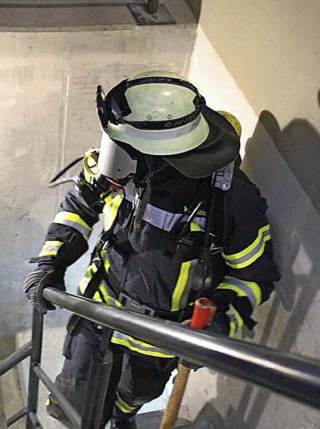 Ein Reuter Feuerwehrmann mit Nullsicht-Maske im Innenangriff   | Foto: Feuerwehr Reute
