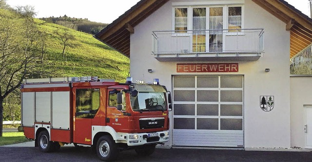 Stolz ist Endenburgs Feuerwehrabteilun...schfahrzeug und das neue Gertehaus.    | Foto: Privat