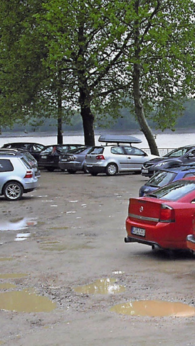 Tiefe Lcher machen den Parkplatz am Stauwehr bei Regen fast unbegehbar.    | Foto: SENF