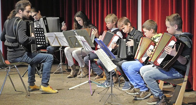 Junge Akkordeonspieler beim Vorspielen in Kirchzarten.   | Foto: Jochen Kleeb