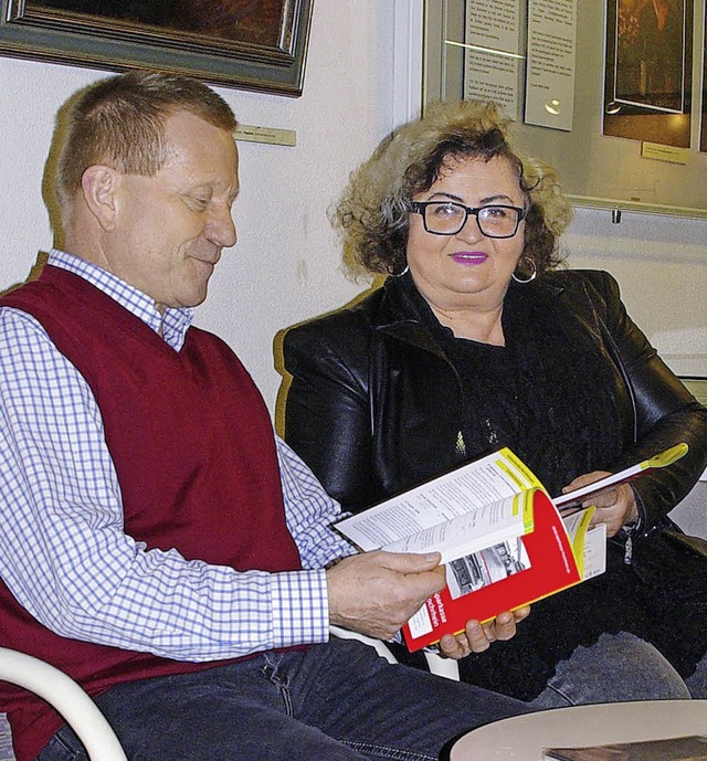 Reinhard Valenta und Corina Weber stel...neue Gesangsangebot der VHS Wehr vor.   | Foto: Kunzelmann