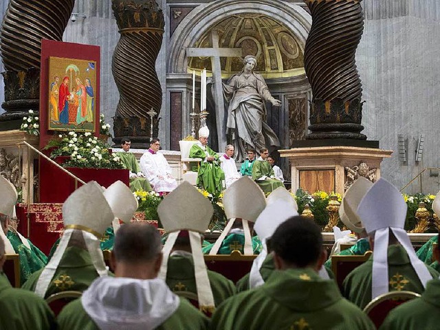 Papst Franziskus beim Erffnungsgottesdienst der Familiensynode im Oktober 2014.  | Foto: dpa