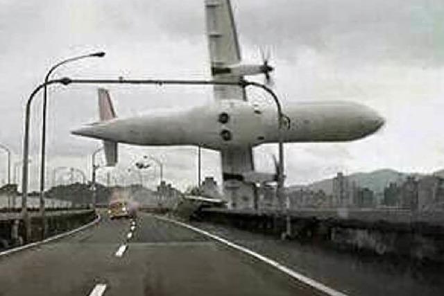 Flugzeug strzt in Fluss in Taipeh – Mehrere Tote