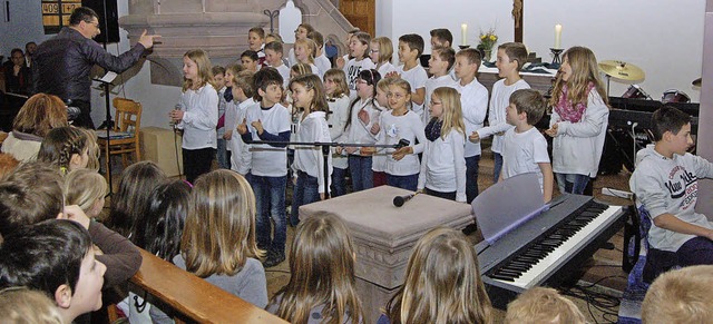 Das Neujahrskonzert des Schulzentrums ...and in der Kirche einen guten Rahmen.   | Foto: Christian ringwald