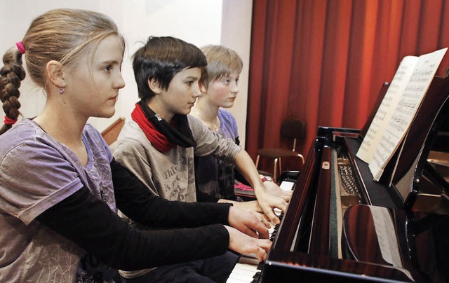 Bernadette Leberl, Max Menzer und Sara...von links) spielen sechshndig Klavier  | Foto: Heidi Fssel