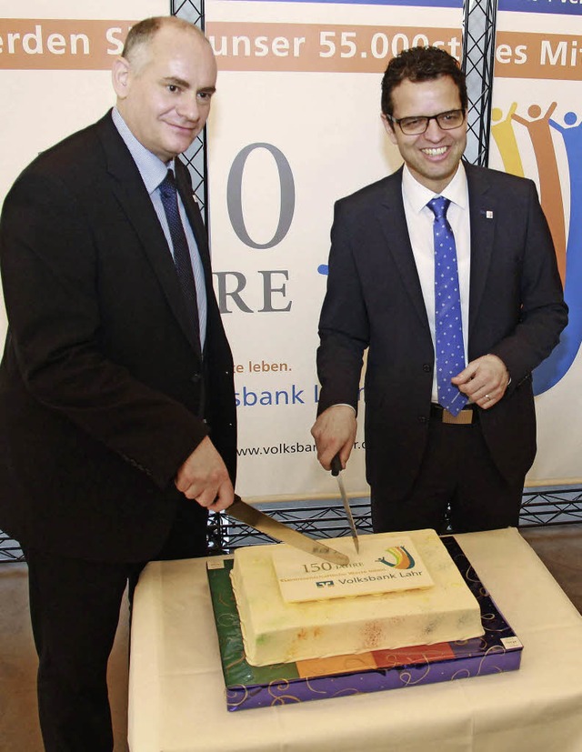 Die beiden Vorstandsmitglieder der Lah...mstorte zum 150-jhrigen Bestehen an.   | Foto: Volksbank/C. Breithaupt (2)