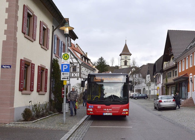 Trotz Anwohnerprotesten: Die Bushaltestelle bleibt an der Apotheke.   | Foto: Dieter Erggelet