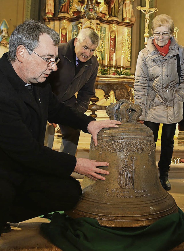 Pfarrer Jrg Seburschenich (links) dur...ierte Klaus-Glocke schon mal anfassen.  | Foto: Sandra Decoux-Kone