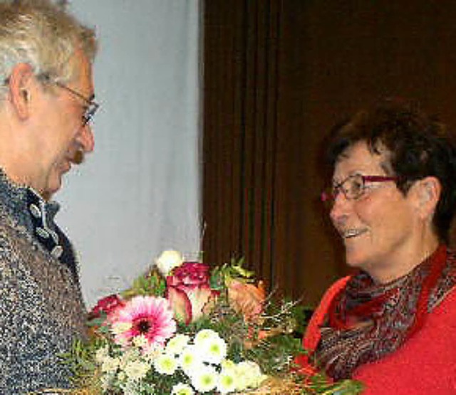 Blumen zur Urkunde: Hannelore Hauser w...re Treue als Sngerin im Chor geehrt.   | Foto: chor