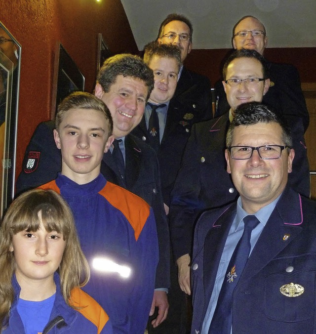 Der neue Vorstand mit Feuerwehrkommandant Michael Gebhardt (vorne rechts)   | Foto: Gabriele Rasenberger