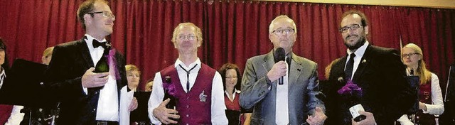 In Freundschaft vereint: die Dirigente... Slden, Bernd Frstos, am Mikrophon.   | Foto: Anne Freyer