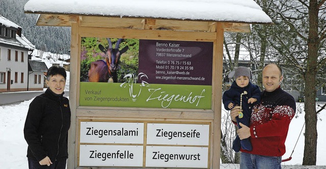 Andrea Steiner, Benno Kaiser und Sohn ...ekauft zur Pflege der Skisprunganlage.  | Foto: Christiane Sahli
