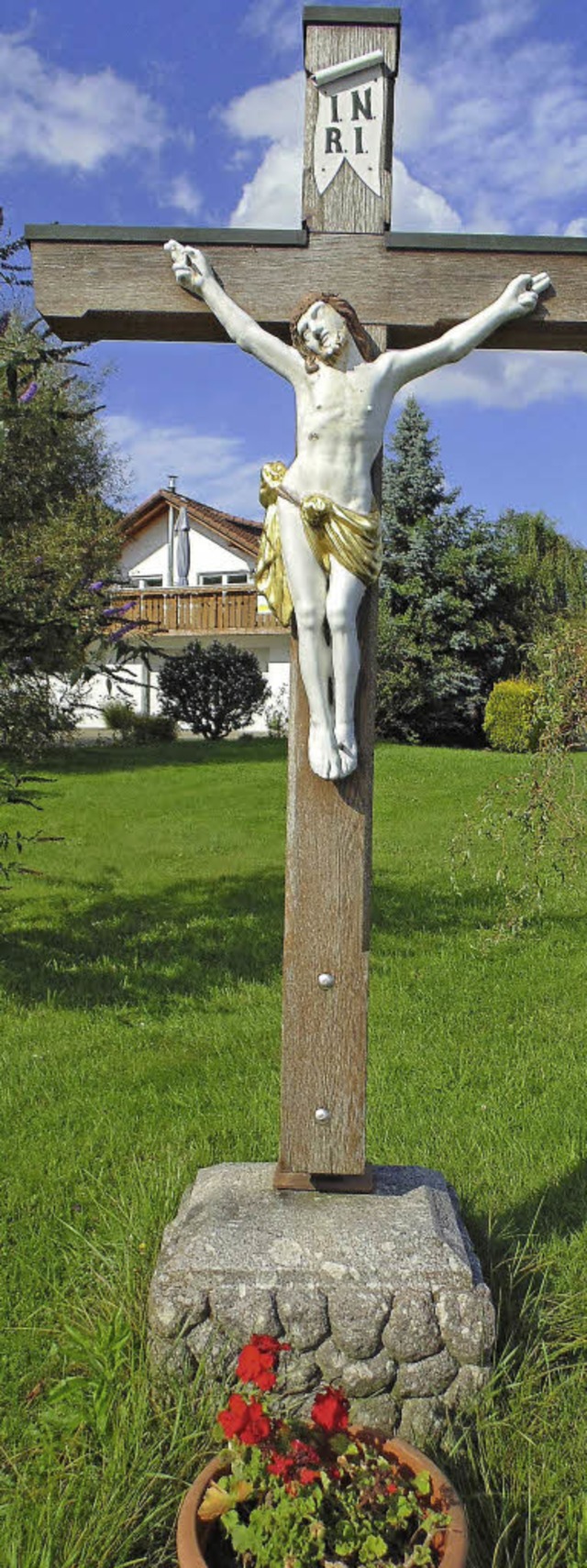 Kein Kreuz ist&#8217;s mit dem Hausbau...diese  Kleindenkmals am Sportplatzweg.  | Foto: M. Gottstein