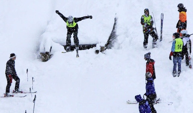 Der Sprung von der Schanze erforderte einigen Mut.  | Foto: Rolf-Dieter Kanmacher