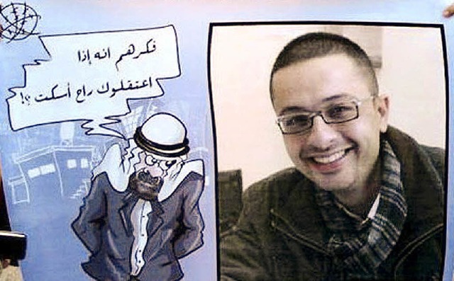 Mohammad Sabaneh (rechts) neben einer seiner Karikaturen.   | Foto: al-Hayat al-Dschadida