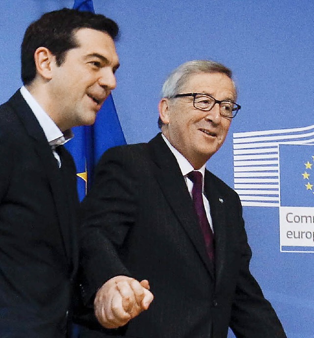 Hand in Hand: Alexis Tsipras (links) und Jean Claude Juncker   | Foto: AFP