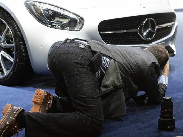 Auf Knien vor einem Mercedes &#8211; ein Fotograf in Stuttgart   | Foto: AFP