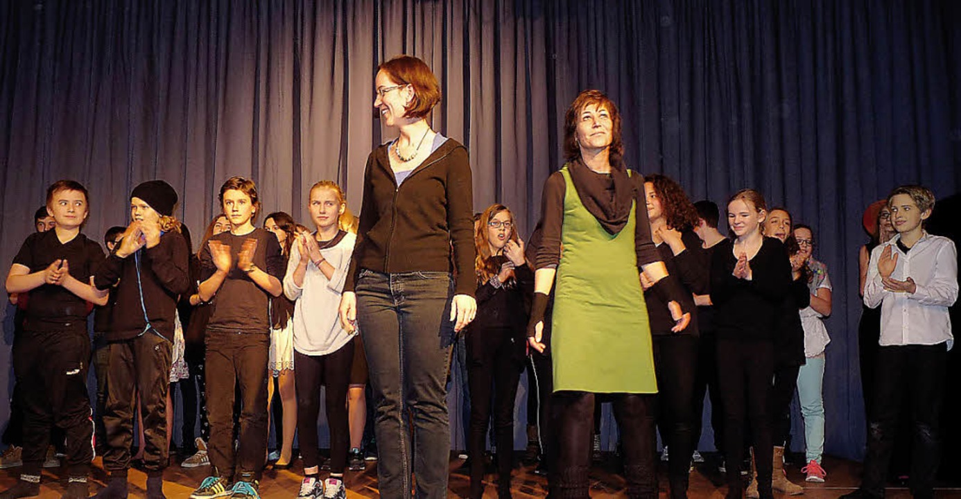 Sandra Revol (Mitte links) und Gabriel...fen-Theater AG den verdienten Beifall.  | Foto: bz