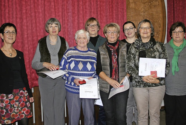 Die Oberrotweiler Landfrauen ehrten ve...emarie Imbery und  Helga Bitzenhofer.   | Foto: Senta Knecht