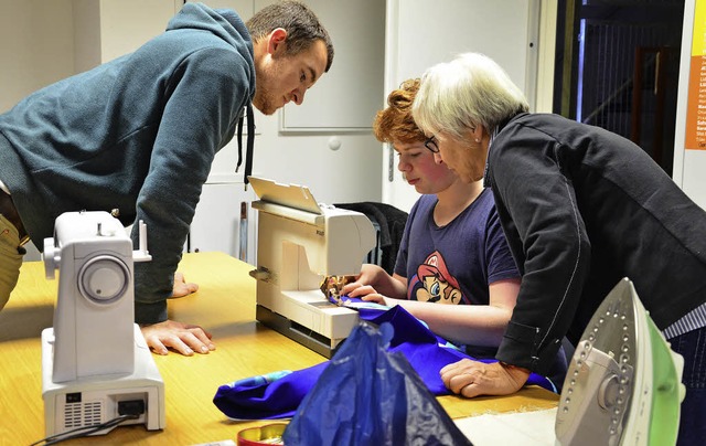 Eingefdelt: Ursula Schwendemann mit M...Bufdi Lars Lucas schaut interessiert.   | Foto: Martina Proprenter