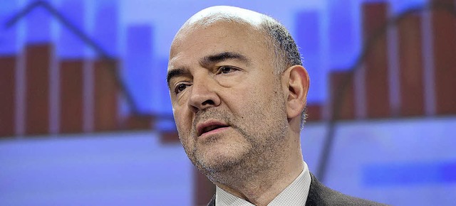 EU-Finanzkommissar Pierre Moscovici vor Wachstums-Diagramm   | Foto: dpa