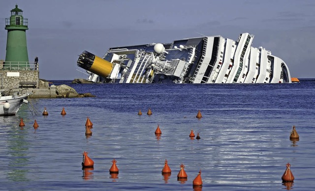 Die Costa Concordia lief vor Giglio au...eines Bild) steht deshalb vor Gericht.  | Foto: AFP