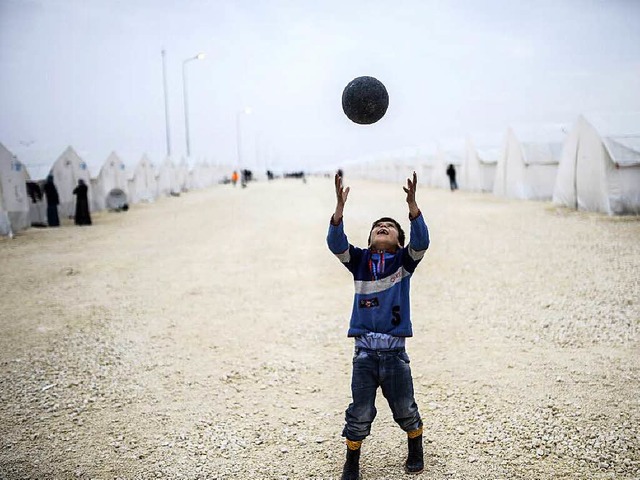 Ein Flchtlingskind aus Syrien in einem trkischen Lager   | Foto: AFP