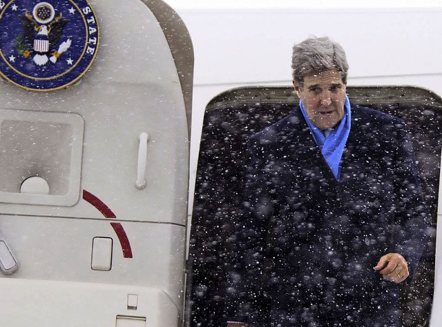 US-Auenminister John Kerry steigt am Donnerstag in Kiew aus dem Flugzeug.  | Foto: AFP