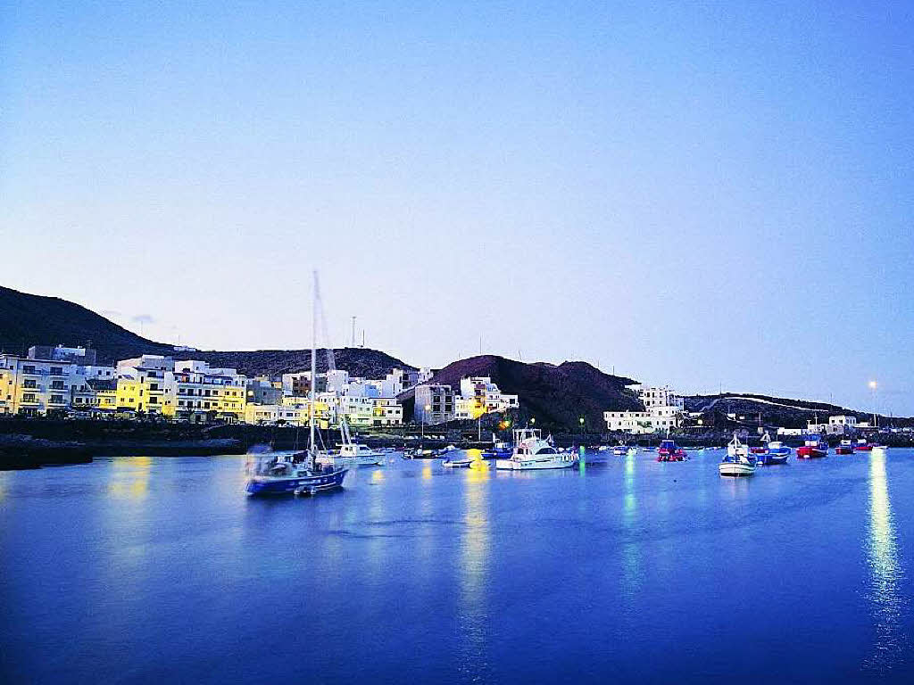Der Hafen La Restinga bei Nacht. Die Insel lebt vom Fischfang und Tourismus.