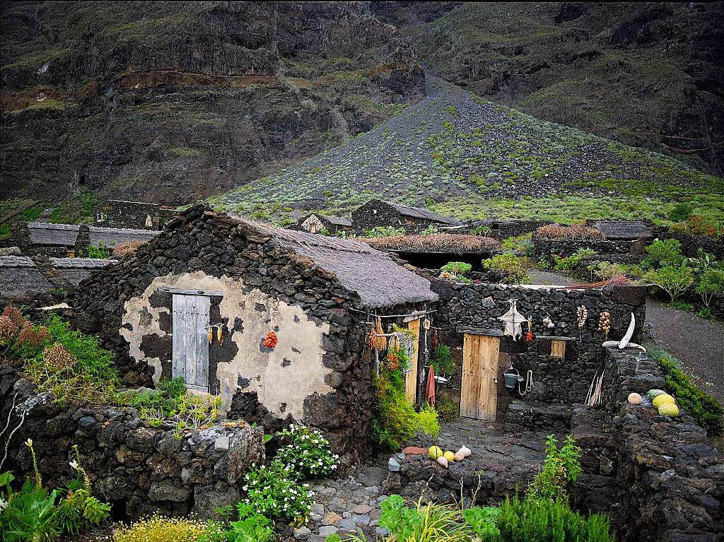 Haus inmitten einer Lava-Landschaft