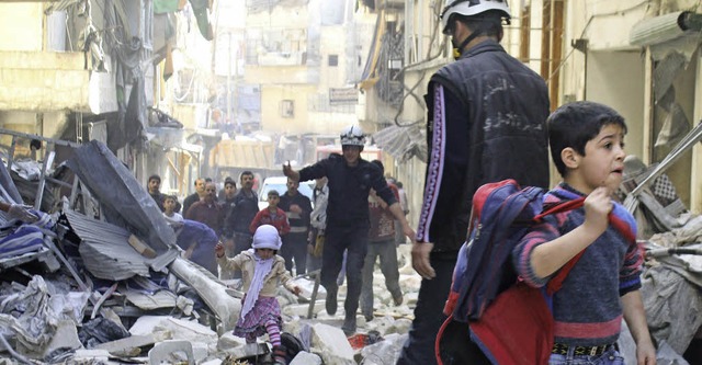 Aleppo in Schutt und Asche: Auch in di...ne christlich-aramische Gemeinschaft.  | Foto: AFP/YCB