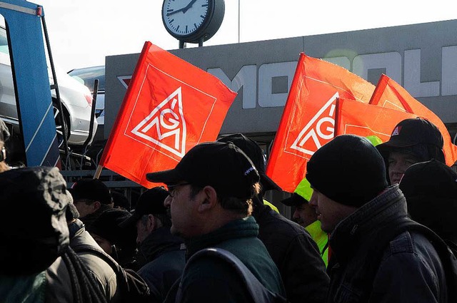 Mosolf-Mitarbeiter demonstrierten heut...om Arbeitgeber bezahlte Fortbildungen.  | Foto: Bettina Schaller, Bettina Schaller