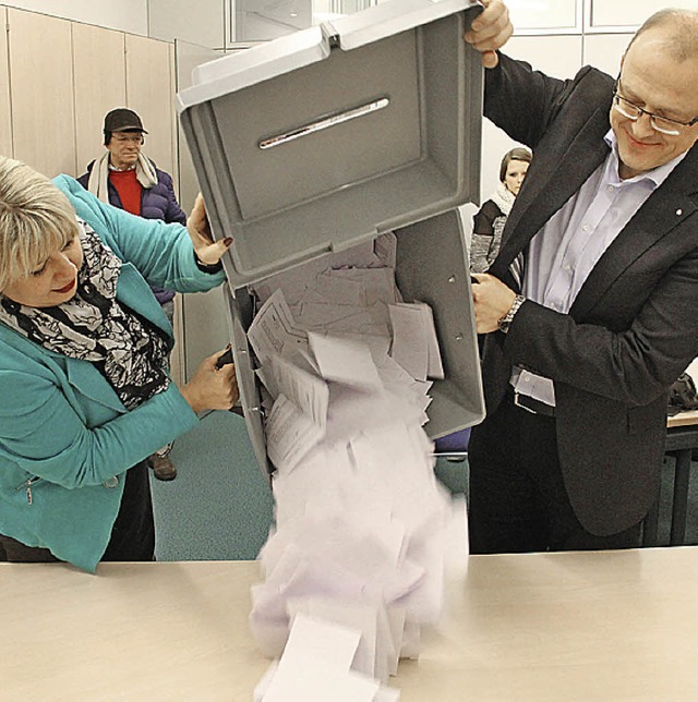 Leerung einer Wahlurne beim Brgerentscheid in Bad Krozingen  | Foto: Alexander Huber