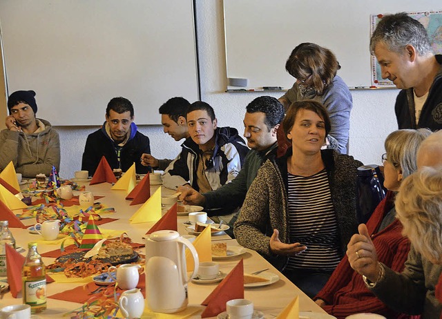 Viele Flchtlinge aus Lffingen und R...Kaffeerunde im Rotkreuzheim gerne an.   | Foto: Martin Wunderle