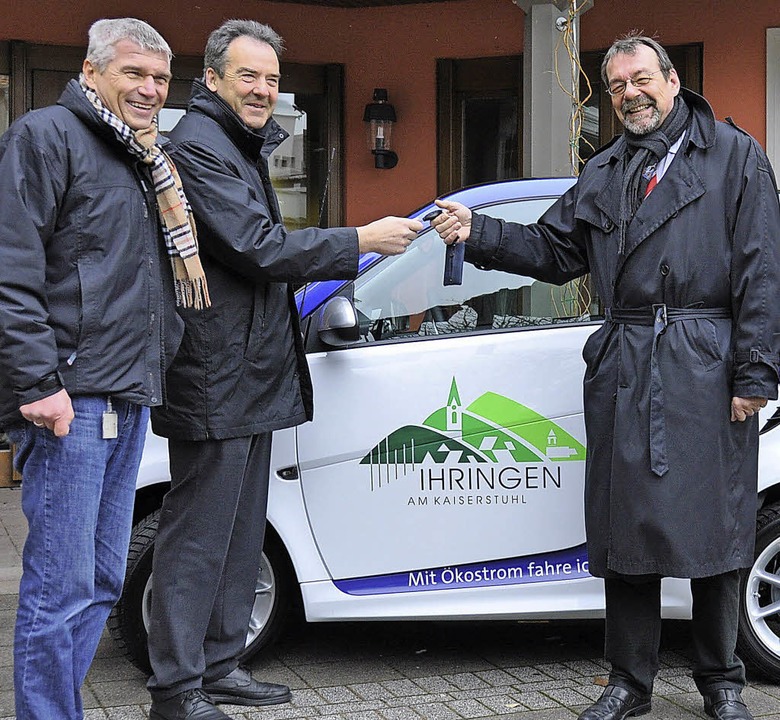 Rainer Kühlwein und Martin Rogg vom En... den Schlüssel für das  Elektromobil.   | Foto: Kai Kricheldorff
