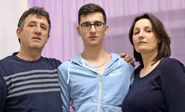 Die Familie verarbeitet den Verlust ge... Agron, Shkelqim und Lumturije Tafili   | Foto: Miloslavic
