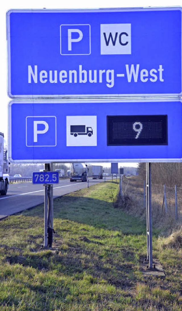 Die neue elektronische Lkw-Stellplatza...tanlage Neuenburg an der A5 gen Sden   | Foto: Baas