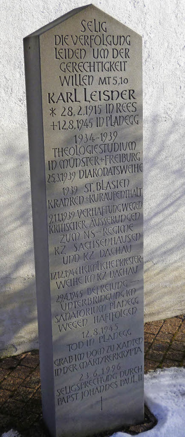 Diese Stele erinnert auf dem Friedhof ...nsanatorium ins KZ verschleppt wurde.   | Foto: Thomas Mutter