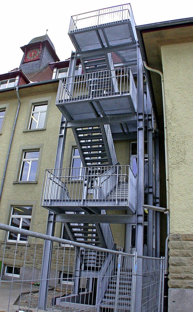 Ganz schn hoch &#8211; die neue Fluchttreppe.   | Foto: Andr  hnig