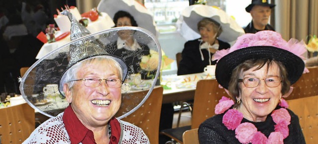 Mit mutigen Hutkreationen warteten nicht nur diese beiden Seniorinnen auf.  | Foto: Albert Greiner