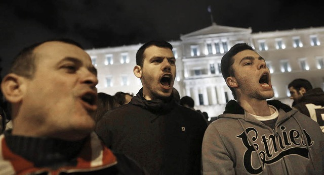 Sprechchre fr die Regierung: Demonstranten in Athen vor dem Parlament   | Foto: dpa