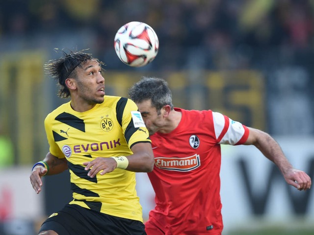 Gegen den Dortmunder Pierre-Emerick Au...ng hatte der SC Freiburg keine Chance.  | Foto: dpa
