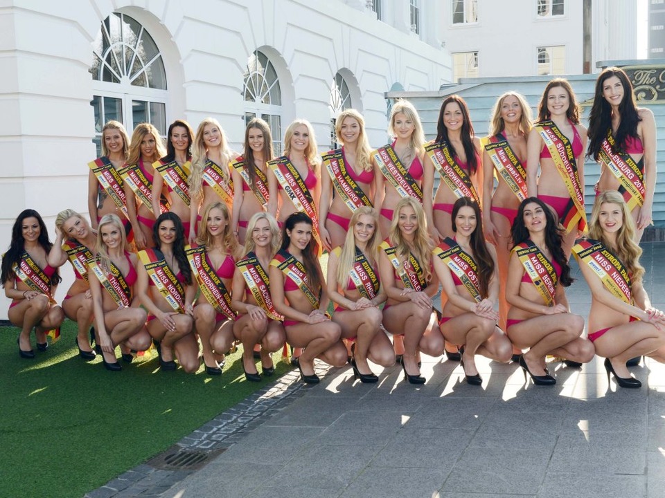 Diese 24 Damen wollen Miss Germany 2015 werden (siehe Fotogalerie-Link unten).  | Foto: dpa