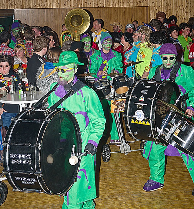 Die Mitternachts Show - Einmarsch der Bonndorfer Guggenmusik.  | Foto: Wolfgang Scheu