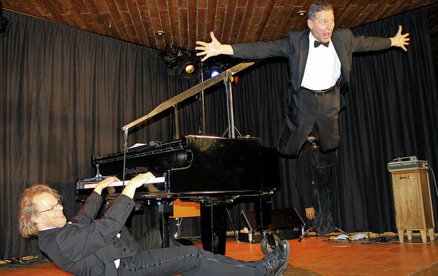 Die Musikkomdianten Stenzel &amp; Kiv...elingen der grandiosen Bhnenshow bei.  | Foto: Martha Weishaar