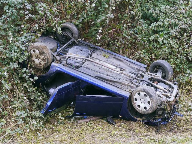 Bei einem Unfall auf der A5 hat sich ein Auto berschlagen.  | Foto: kamera24
